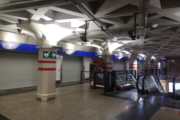visita-a-los-locales-de-obra-nueva-que-nunca-se-abrieron-en-el-metro-de-madrid 